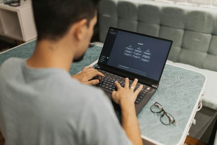 Seseorang sedang membuka aplikasi chatgpt