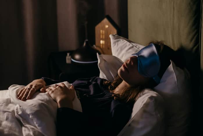 Seorang wanita tidur pulas